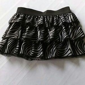 Iz, Amy byer skirt